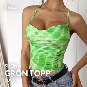 Grön topp med snöre  - En grön topp med snörning från SHEIN, väldigt populär och fin topp och i bra skick, strl M men kan tajtas där bak, känns som S🌸
