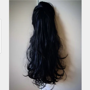 Svart peruk - Svart peruk. Långt hår. Lugg kan justeras *se andra och tredje bilden* Går hyfsat lätt att kamma ut om det blir tovor. Perfekt om du vill byta hårfärg för en dag💃🏻🙅🏻‍♀️