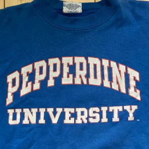 Pepperdine university collagetröja  - Jättefin croppad vintage collegetröja, köpt på en vintageaffär i London! 