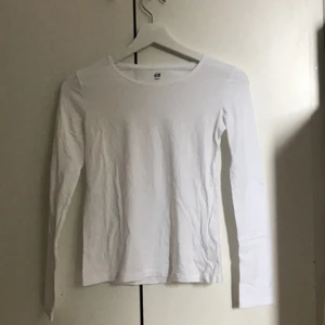 Vit basic långärmad tröja från H&M - En vit tunn långärmad helt oanvänd från hm . Pris kan diskuteras vid snabb affär:) 
