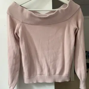 En fin rosa off-shoulder tröja, använd fåtal gånger, men annars ok skick. Har en liten fläck (3dje bilden),  men inget man tänker på. Priset kan diskuteras vid snabb affär och om de önskas fler bilder så kan de fixas.:)