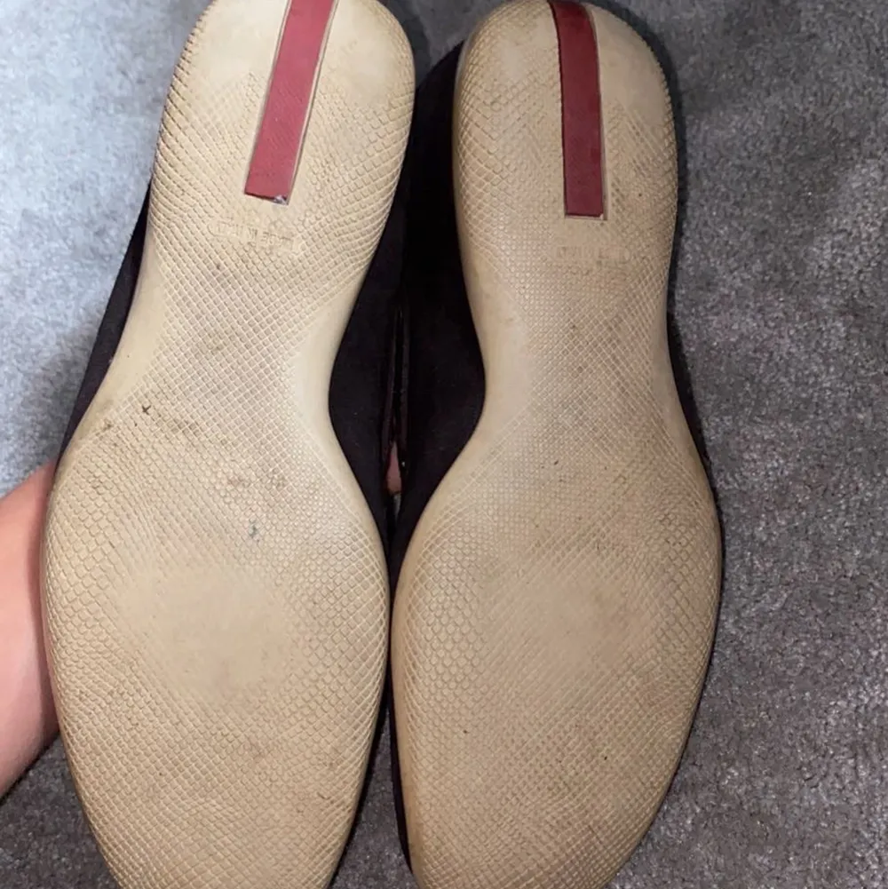 Jätte fina äkta vintage Prada loafers i storlek 37,5, priset kan diskuteras ✨✨. Skor.