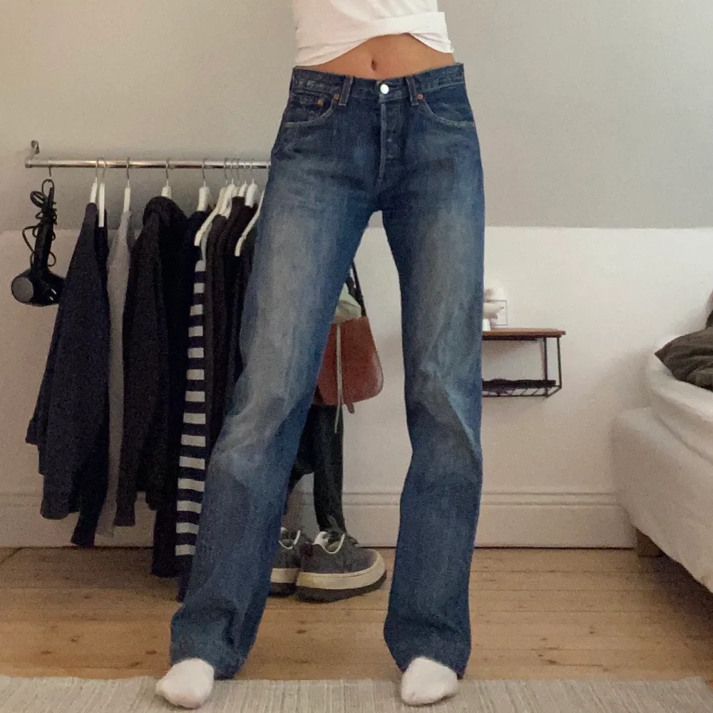 Assnygga midwaist straight leg Levis jeans. Sitter perfekt på mig som vanligtvis har strlk 38/m i jeans och är 172 cm lång. Nypris 600kr. Innerbenslängd är 83cm. . Jeans & Byxor.
