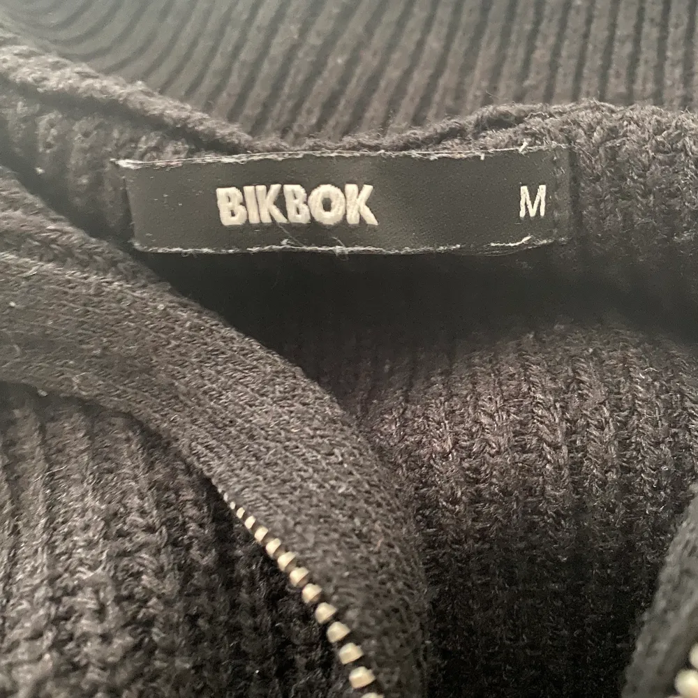 Jättefin svart stickad tröja med dragkedja från Bik Bok. En tröja som går super att använda året runt, både sommar och vinter. Är i storlek M och i gott skick. Köparen står för frakt!. Tröjor & Koftor.