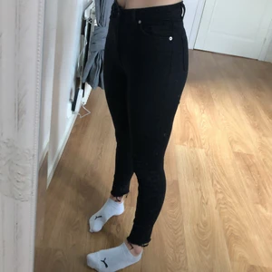 Svarta jeans från NA-KD - Svarta jeans från na-kd, storlek 34. Fint skick men använda. 150kr + frakt (66kr)