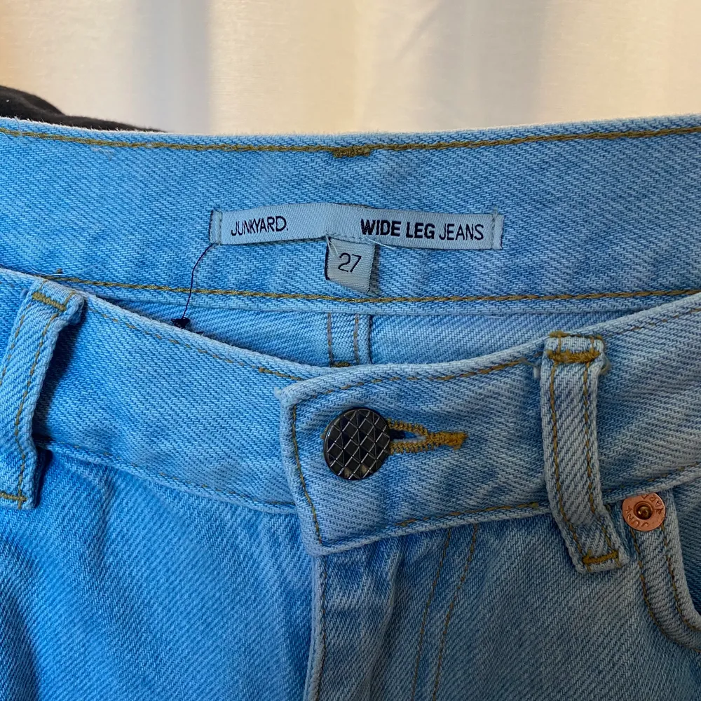 Ljusblåa, utsvängda, långa jeans från Junkyard i storlek 27. Köpt för 599kr. Använda va 4 ggr, inga defekter, som nya. Passar dig som har XS - M. Skriv för mer information eller bilder!☺️. Jeans & Byxor.
