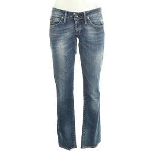 Lågmidjade jeans från G-star💗köpta från sellpy, säljer pga av fel storlek. Midjemått 78, storlek 29/32. Kan mötas upp i Stockholm eller frakta💋 (lånad bild från sellpy) kontakta för fler bilder:)