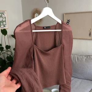 Festlig topp - Brun fin nyans med något puffade och mesh armar, som passar både sommar och höst/vinter 🙈