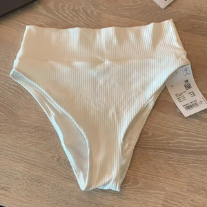 Bikini underdel  - Bikini underdel från stadium. De är helt oanvända, Prislappen sitter kvar. Säljs pga att de inte passar. 