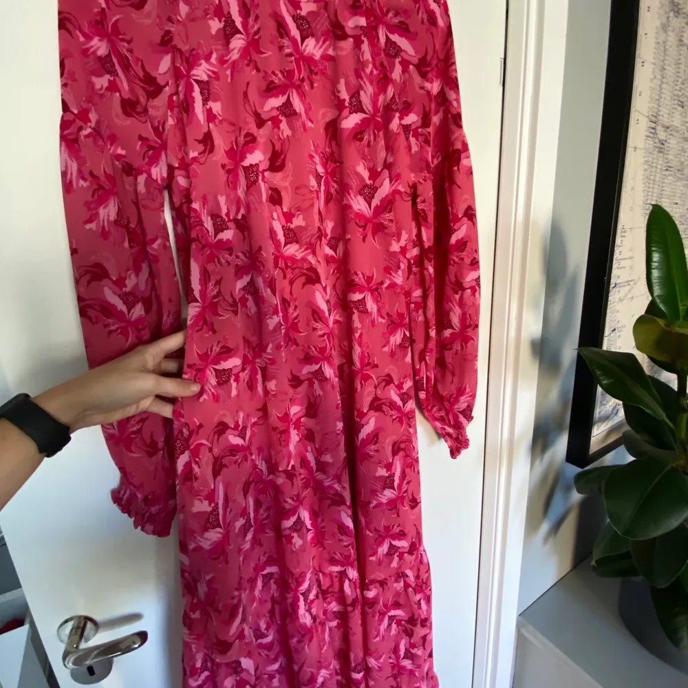 En rosa långklänning, tyvärr aldrig kommit till användning hos mig så hoppas på en ny ägare (nypris 699kr). Kan mötas upp i Linköping annars står köparen för frakten. . Klänningar.