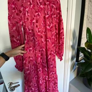 En rosa långklänning, tyvärr aldrig kommit till användning hos mig så hoppas på en ny ägare (nypris 699kr). Kan mötas upp i Linköping annars står köparen för frakten. 