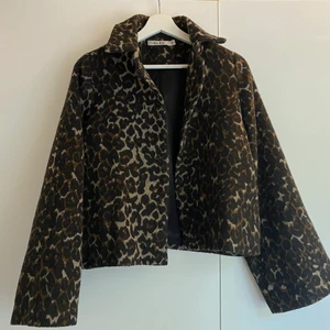 Leojacka  - Säljer min leojacka från Nakd, perfekt till hösten. Fint skick och storlek 36, passar S-M.
