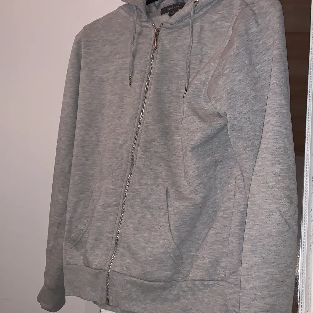 På mig sitter den lite oversized med passformen. Kan hända att den är lite nopprig men inget jag såg, den är fin och skön💞. Hoodies.