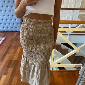 Fin kjol från Gina i en annorlunda modell, skimmrig. Storlek s.Kolla gärna in mina andra annonser💖 