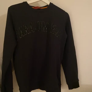 Svart sweatshirt  - Svart sweatshirt från parajumpers! Tröjan är i storlek S och säljs för 150kr + frakt! Den är i bra skick men kommer inte till användning längre! Pris kan även diskuteras och kom privat för fler bilder!