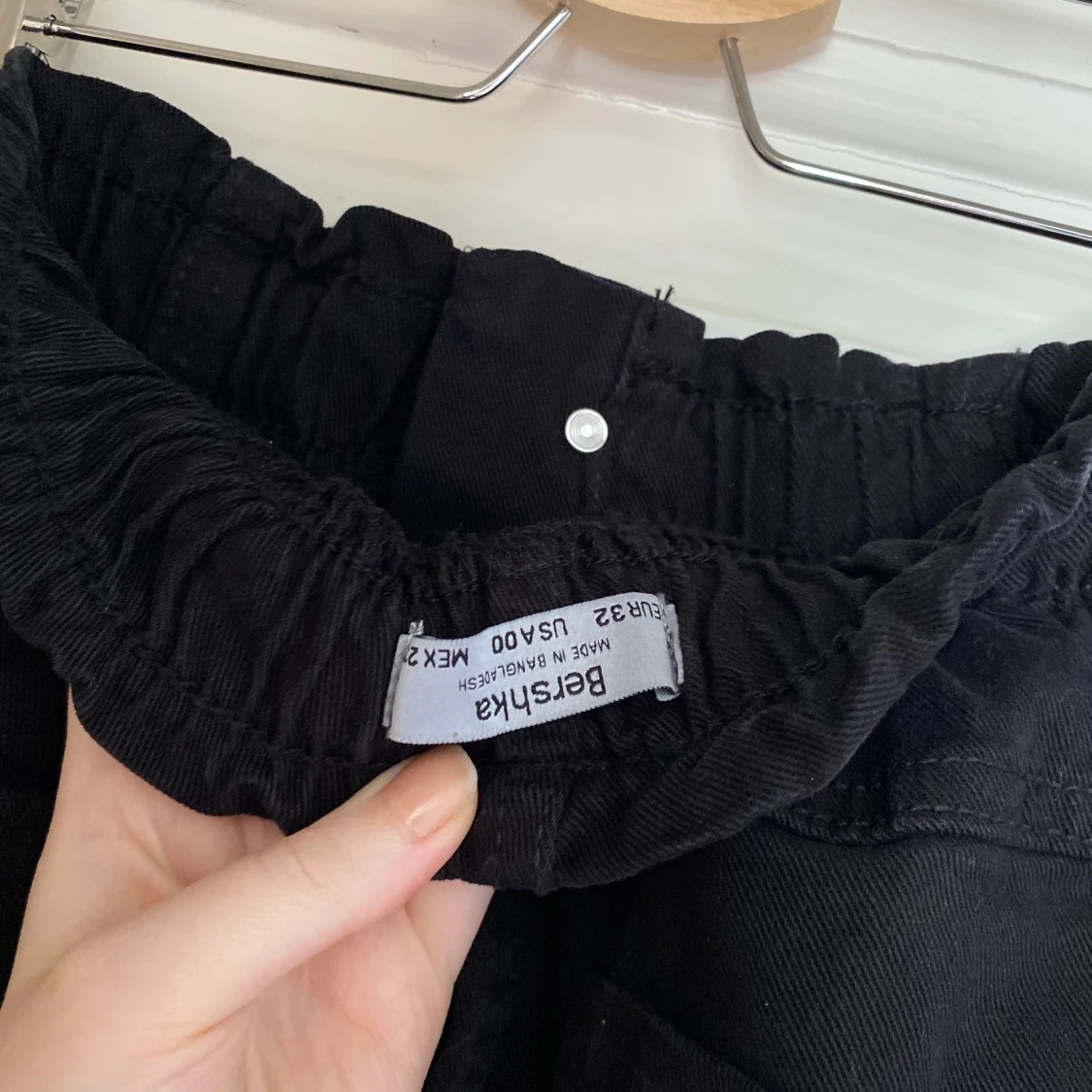 Svarta jenas med paperbag midja.  - 91