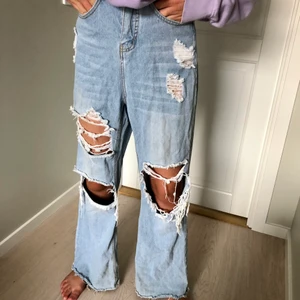 Blåa håliga jeans  - Blåa håliga jeans från Shein, väldigt stora i storleken. 