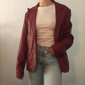 Röd äkta läderjacka - Super cool oversized läderjacka i rött❤️❤️ Bra kvalité, perfekt för att få en vanlig outfit att se lite coolare ut!