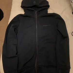 Sail racing kofta  - Har gått ner i vikt och därför är den tyvärr nu för stor på mig. Den har inga fel och är i storlek L 