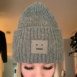 AcneMössa -  har bestämt mig för att sälja min fina acnemössa, eftersom jag vill köpa en helt ny i en annan färg. Jag köpte mössan på tise i oktober 2020 så jag har användt den en vinter så den är inte i dåligt skick den är super fin och bekväm.💓 skriv här på Plick om ni funderar över något eller vill ha fler bilder så löser vi det!🤩 köparen står för frakt på 66kr . pris går att diskutera vid snabb affär, om fler vill köpa kommer jag att ta bud  ❤️  #acnestudios