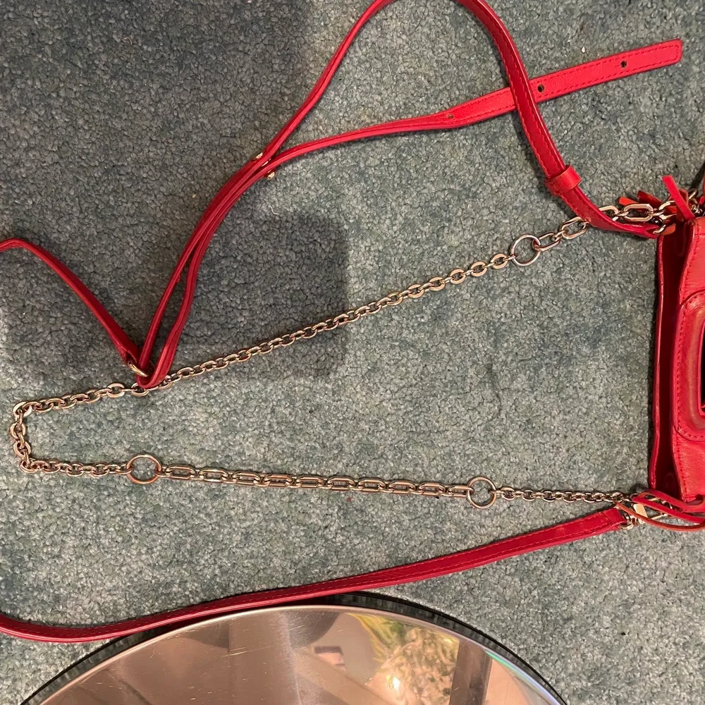 Säljer denna snygga röda maje väskan som jag köpte i New York i maje butiken! Nypris 2500kr. Skriv till mig om ni har några frågor💞💞. Väskor.