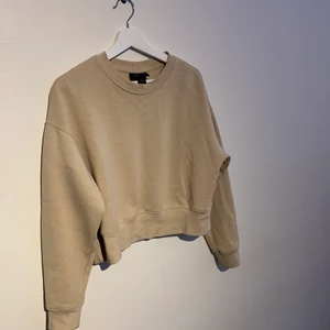 Monki collegetröja - Beige collegetröja från monki. Croppad. Säljer för den används inte länge. Köparen står för frakten, 