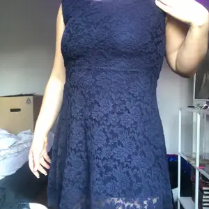 Mörkblå klänning, fintskick 