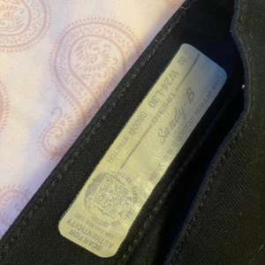 Svarta Bootcut Jeans - DIESEL - Svarta Bootcut Jeans. I storlek Waist 24 och Length 30. Säljer de eftersom de är för LÅNGA. Använt 2 gånger. Köpt på JC Company för 1100kr BUDA PRISET 