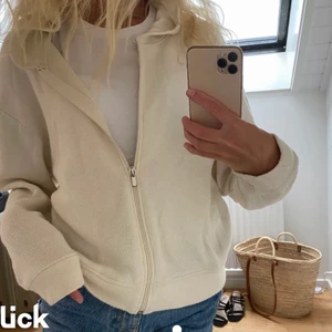 Zara kofta vit - OBS Lånade bilder! Säljer denna fina vita stickade kofta i strl M köpt på Zara i våras. Sitter bra på mig som vanligtvis har 36. Har i flera färger och just vit får jag ej så mycket användning av. Superskön och fin! 