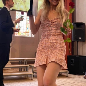 Klännning Zara - Två första bilderna är lånade av engla löf. Säljer denna super fina zara klänningen. Aldrig använd. Nypris 400kr. Passar XS-S. Frakt 45kr.