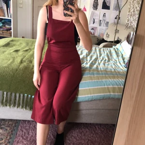 Vinrröda hängslebyxor - Hängslebyxor från H&M, halvlånga cullottebyxor. Justerbara band bak med dragkejda i sidan.