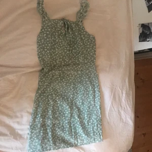 Jättegullig ljusgrön klänning med blommo - Helt ny ljusgrön klänning med vita blommor på. Den är i storlek S, har ett litet knyte vid brösten och en dragkedja i ryggen❤️