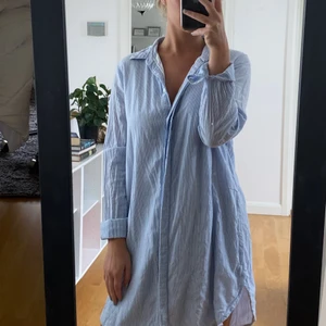 Skjortklänning - Superskön och luftig skjortklänning från Hannalicious kollektion med NAKD. Använd men i fint skick!🤞🏽💙 köpare står för frakt.