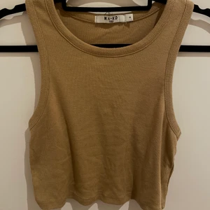 Beiget linne, croppad - Superfint linne från nakd, beiget och croppat💓 Storlek M men passar även S och L då det är stretchigt🥰