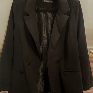 Oversized kavaj - Skitsnygg kavaj från missguided, något oversized! Strykes och tvättas självklart innan den skickas💓 Hör av dig vid frågor eller funderingar🥰