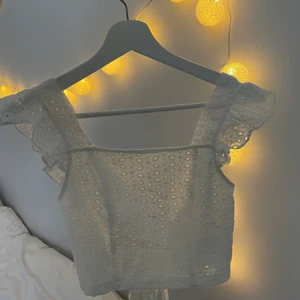 Vit spetstopp - Vit spetstopp med öppen rygg från shein i storlek S