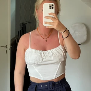 Topp - Säljer denna fina vita toppen pga får ingen användning för den. Använd 1 gång 🤍