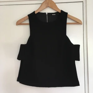 Festtopp - En jättefin svart topp med öppningar på sidorna. Köpt secondhand men aldrig använd av mig, förtjänar ett bättre hem!  ✨ skriv om du har några frågor! Möts i Stockholm, annars tillkommer frakt ❤️🌸