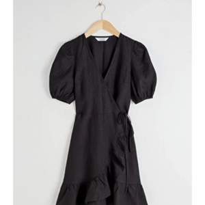Skit snygg svart wrapklänning i svart med volanger på botten. Den är från otherstories och har aldrig använts då jag köpt fel storlek (för liten). 💕
