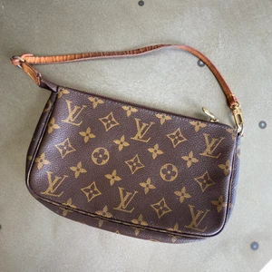 Louis Vuitton pochette  - Säljer min Louis Vuitton pochette accessories i Brown monogram då jag använder den alldeles för lite, 21x13x4 cm den är i fint skick och fler bilder kan självklart skickas om det behövs. Endast serriösa köpare💕