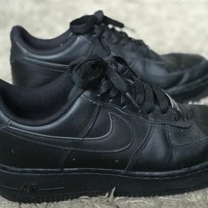 Svarta AirForce 1 - Knappt använda, kanske 2 gånger. Stl 38,5