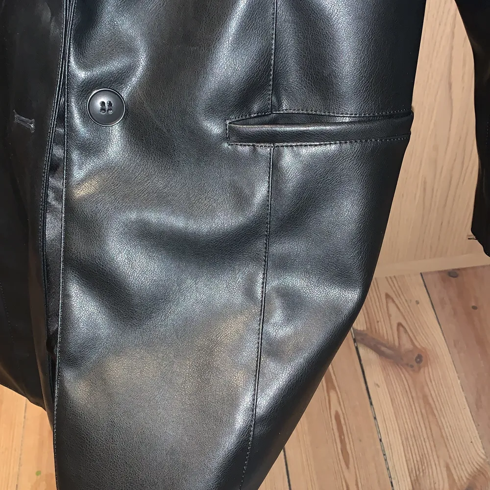faux leather Weekday jacket. I was given it as a birthday gift but doesn’t fit me, never worn it. . Jackor.