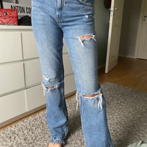 Bershka jeans!!! - Säljer dessa jättefina bershka jeans❤️❤️❤️bra skick! Köp direkt för 200kr!!! HÖGSTA BUD: 180kr!!
