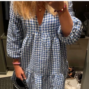 Zara klänning  - Säljer denna fina Zara klänningen som jag tyvärr inte har använt så mycket😇❤️