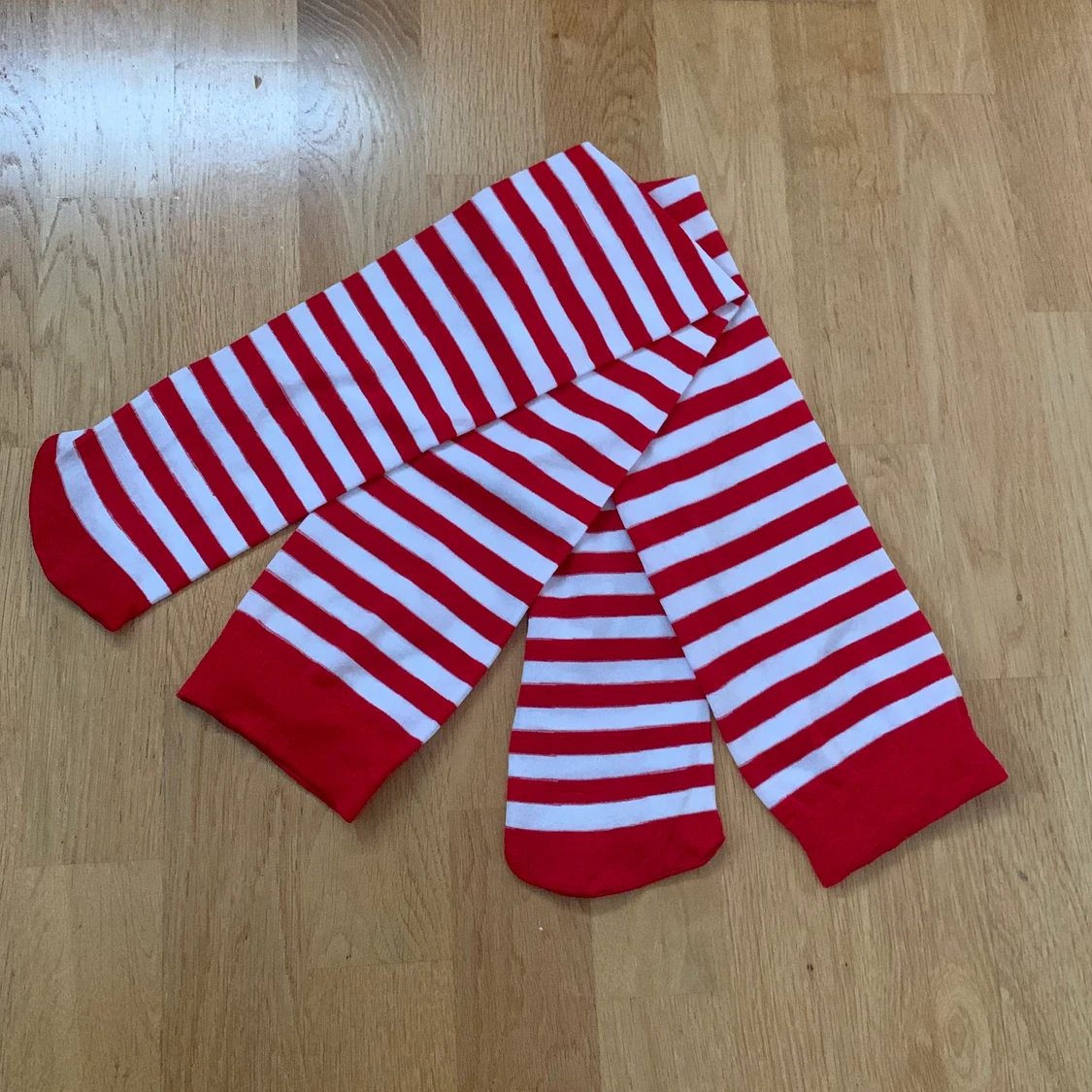 thigh highs (knästrumpor) red and whitw striped