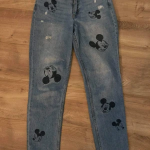 Jeans med Mickey Mouse tryck - Storlek 36, s/m