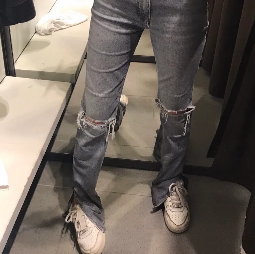 Säljer dessa otroligt snygga jeans med hål och slits ifrån Zara. Använda men i hyfsat bra skick. Det ändå är väl att dem är lite upptrampade längst ner. Storlek 36. Säljs för 200 kr + ev frakt. 💗💗. Jeans & Byxor.