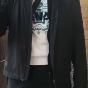 Hugo boss vindjacka  - Bra skick, köpt förra året för 3.799 på BOSS hemsida. Passar även personer som bär M