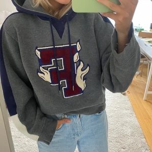 Hoodie  - Skitsnygg Hoodie (Puma by Rihanna). Knappt använd:) Nypris 1000 kr