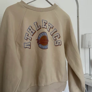 Gina tröja - Säljer min college tröja som endast är använd en gång🐸🙏🏽😝❤️‍🔥🔜🥲🥸😍🥺👌🏼✨